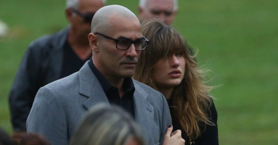 13.set.2015 - Sasha e Luciano Szafir no enterro de Cirano Rojabaglia, imrão de Xuxa