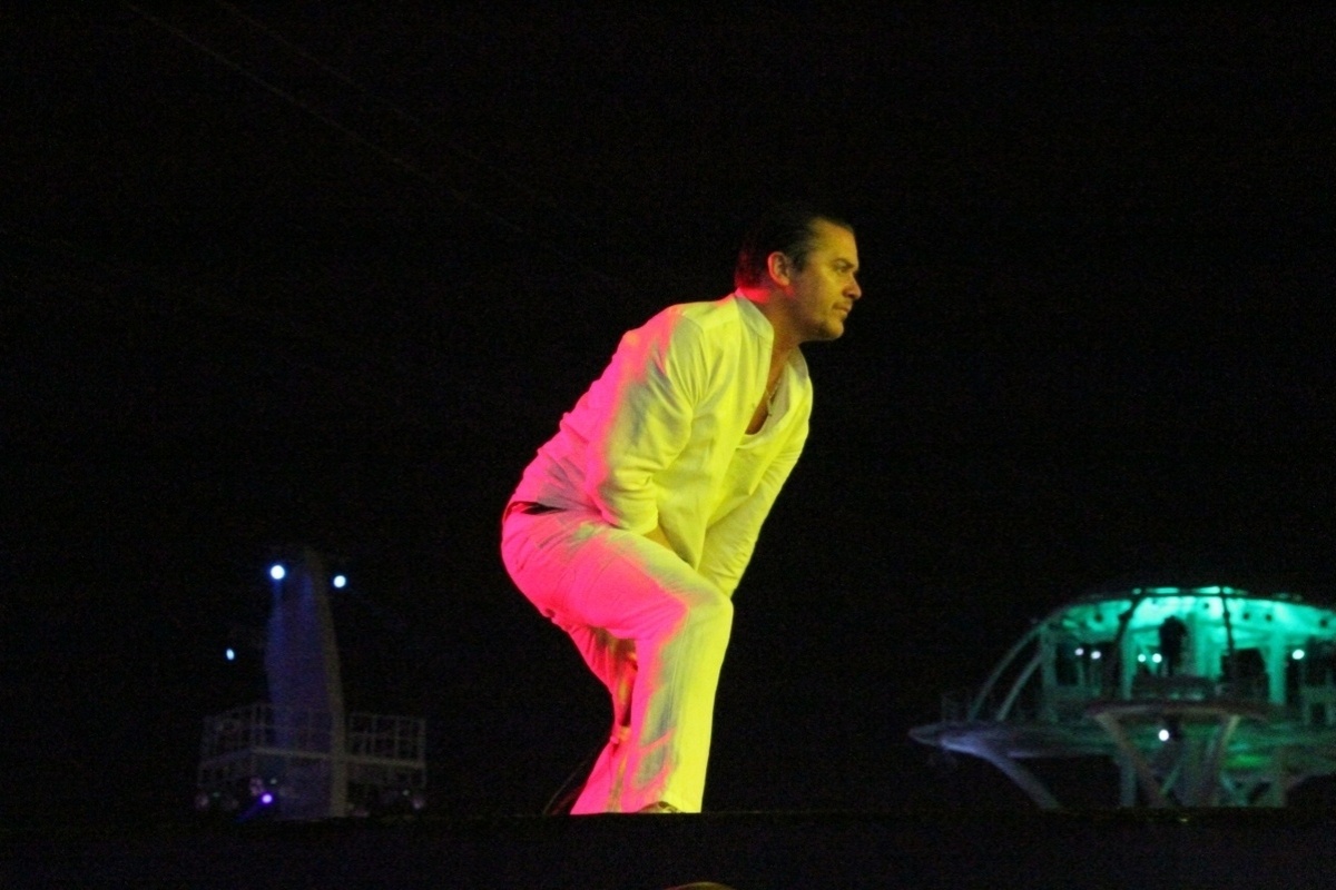 25.set.2015 - Mike Patton, vocalista do Faith No More, fez um "stage dive" no final da música "Caffeine", e foi escoltado de volta ao palco pelos seguranças, durante o quinto dia do Rock in Rio 2015. - Graça Paes/Photo Rio News