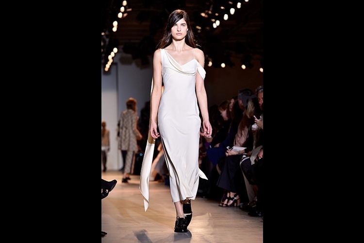 Vestido branco John Galliano na Semana de Moda de Paris - Getty Images