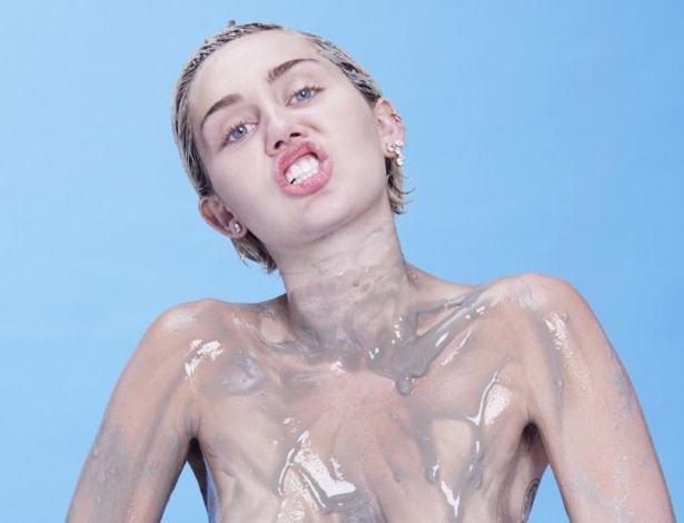 Miley Cyrus, que planeja tirar a roupa e ficar toda coberta de leite em novo clipe - Reprodução