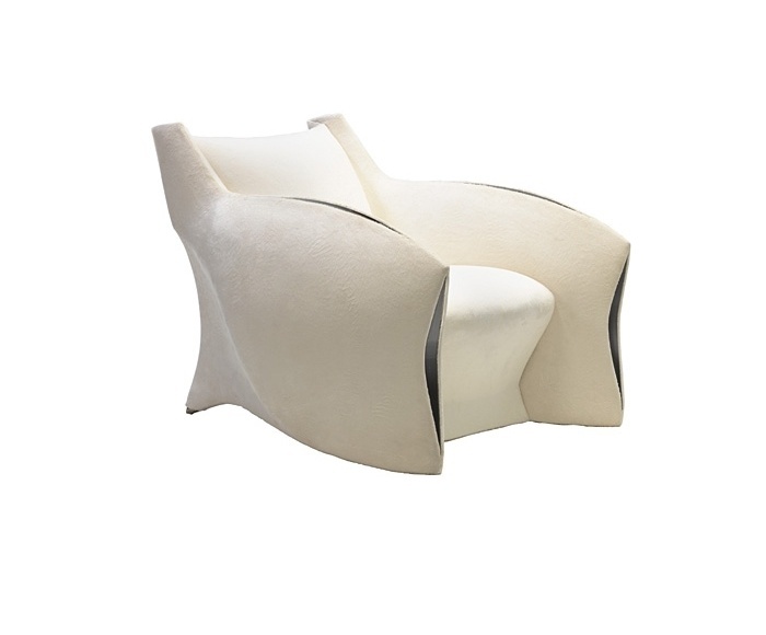 Com detalhes em bronze patinado, a poltrona CC-1 é um dos móveis desenvolvidos por Brad Pitt em parceria com a empresa norte-americana Pollaro Custom Furniture. Cada peça da coleção Pitt-Pollaro (www.pitt-pollaro.com) foi confeccionada manualmente - Divulgação/ Pitt-Pollaro