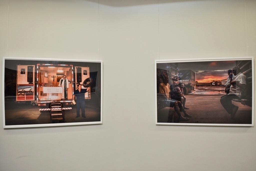 Imagens da exposição "Estradas dos Grãos", do brasileiro Ricardo Teles, que denuncia desperdício de alimentos nas estradas brasileiras - Divulgação