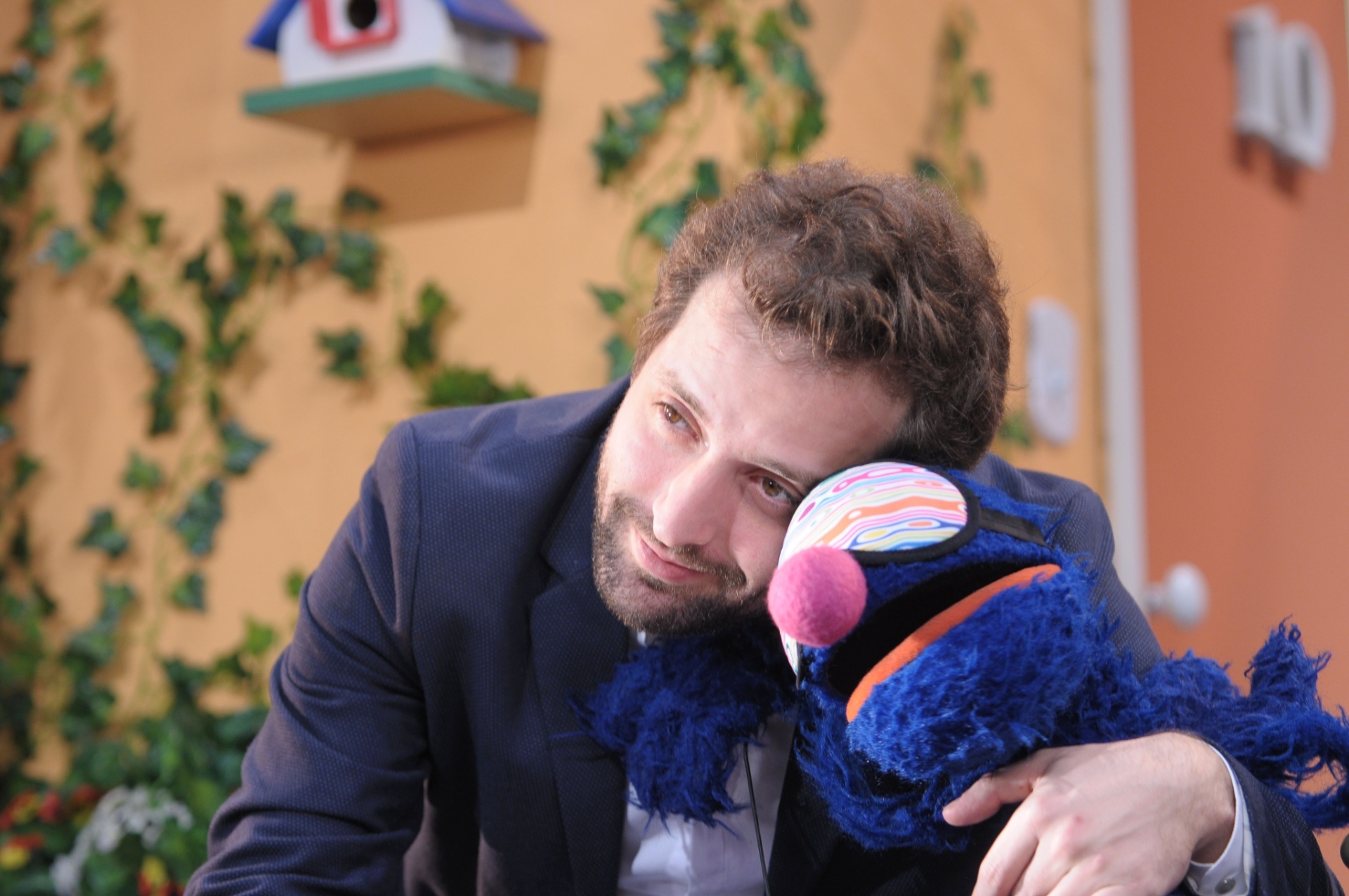 O humorista Gregorio Duvivier abraça o boneco Grover na série "Sésamo" - Jair Magri/TV Cultura