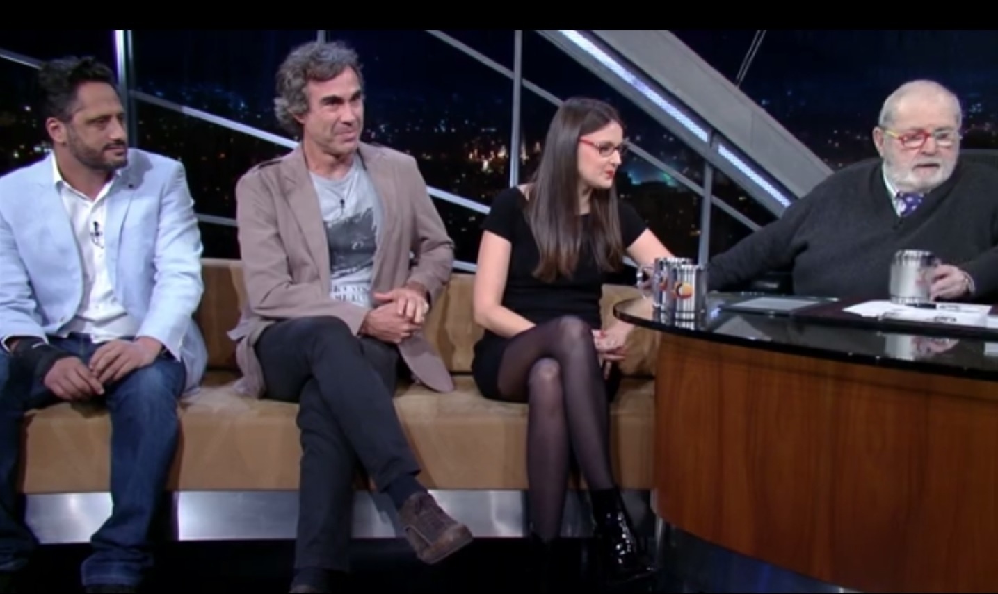 10.out.2016 -  Willian Novaes, Bruno Paes Manso e Esther Solano, autores do livro "Mascarados: A Verdadeira História dos Adeptos da Tática Black Bloc", são entrevistados por Jô Soares - Reprodução /TV Globo