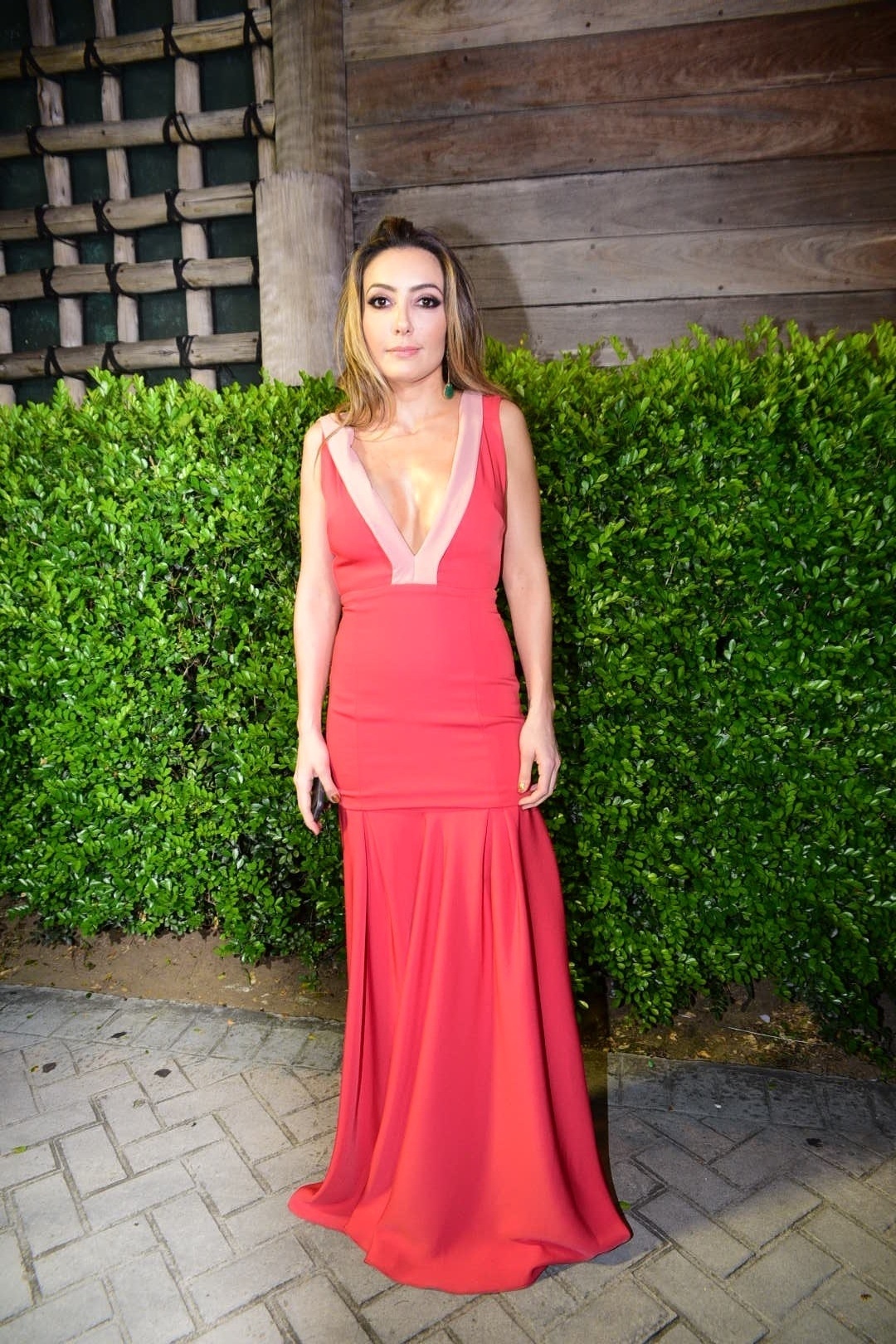 21.nov.2016 - Tainá Galvão, filha de Fábio Jr., chega decotada à cerimônia do sétimo casamento do pai em São Paulo - Leo Franco/AgNews