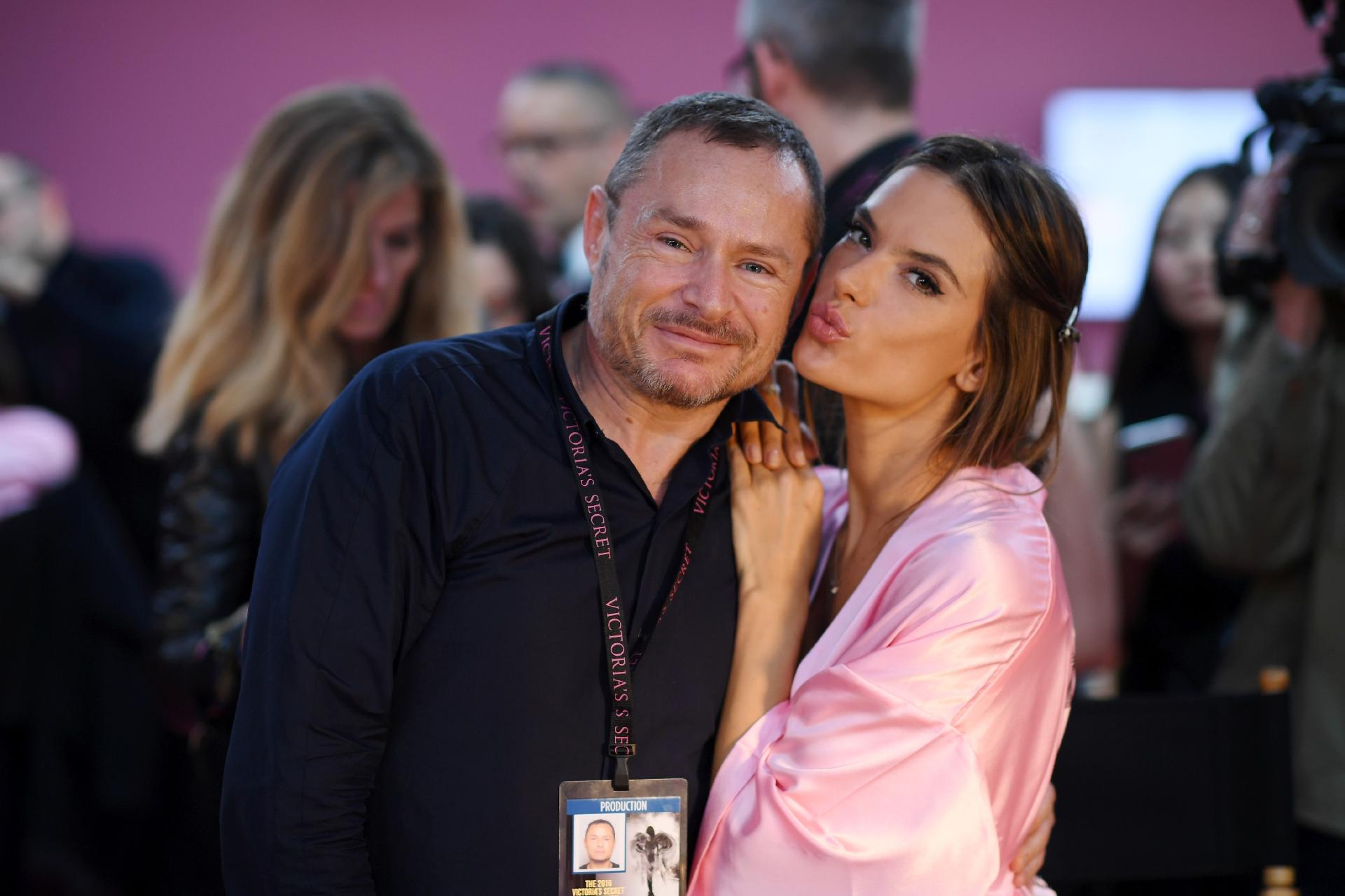 Alessandra Ambrosio no backstage do Victoria's Secret Fashion Show 2016 - Getty Images
