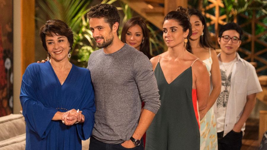 Mocinha (Nivea Maria) é recepcionada por César (Rafael Cardoso) e Alice (Giovanna Antonelli) em "Sol Nascente" - Caiuá Franco/TV Globo