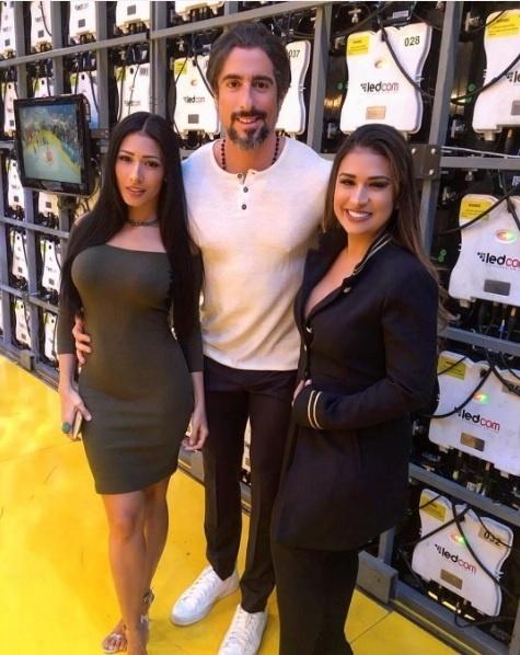 Simone e Simaria posam com Marcos Mion no programa "Legendários" - Reprodução/ Instagram/ @simoneesimaria