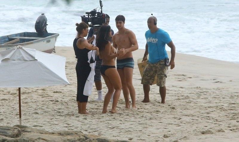 Antônia Morais "faz" topless e grava cena de beijo com Rafael Vitti para "Rock Story" - Agnews