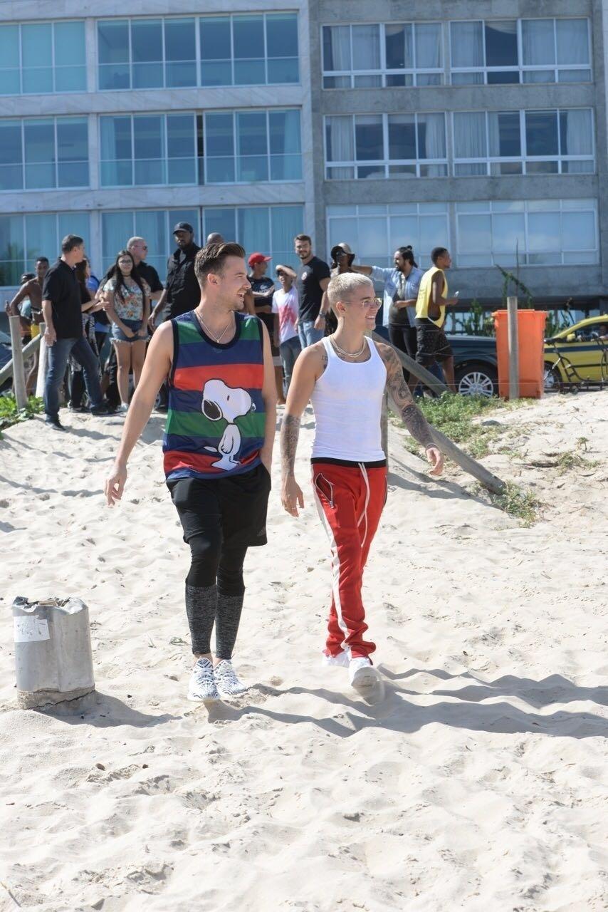 Em seu primeiro dia no Brasil, Justin Bieber passeia pela praia de Ipanema, no Rio de Janeiro - Vinicius Marinho/Brazil News