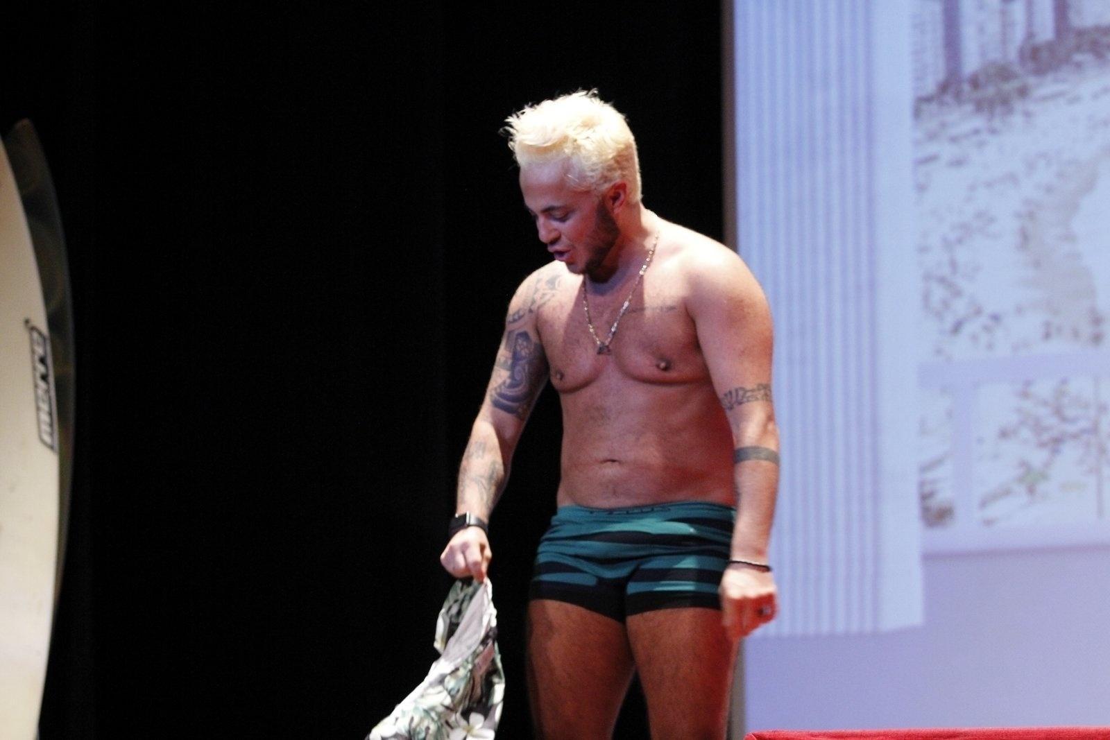 Ao lado da namorada Andressa Ferreira, Thammy Miranda lotou a mostra de teatro Tiradente em Cena com o espetáculo "T.R.A.N.S - Terapia de Relacionamento Amorosos Neuróticos Sexuais" - Thyago Andrade/Brazilnews