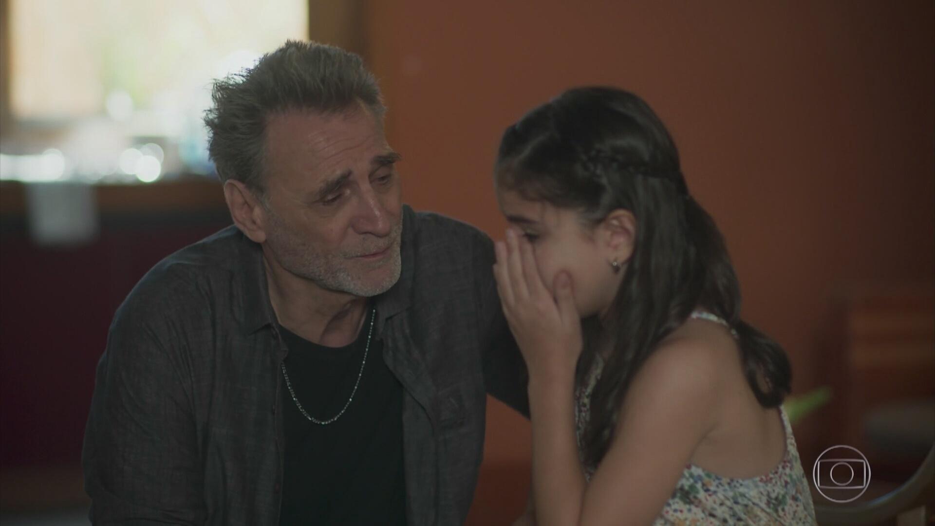 Chiara chora por ter de viajar com a mãe para Los Angeles e é consolada por Gordo no último capítulo de "Rock Story" - Reprodução/TV Globo