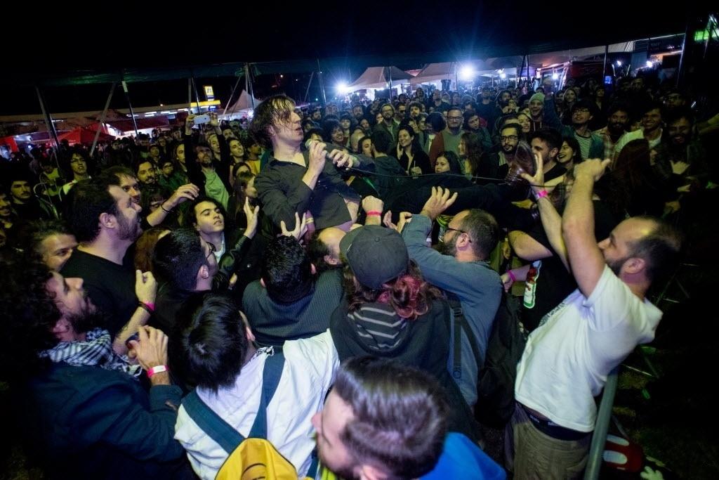 Vocalista do Ludovic se joga no público durante o festival - Flavio Moraes/UOL