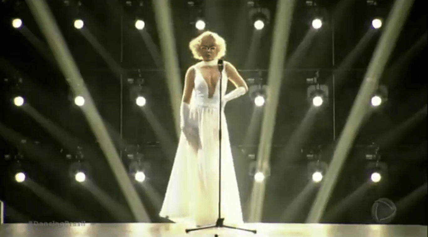 Com superdecote, Xuxa vira Marilyn Monroe sensual no "Dancing Brasil" - Reprodução/TV Record