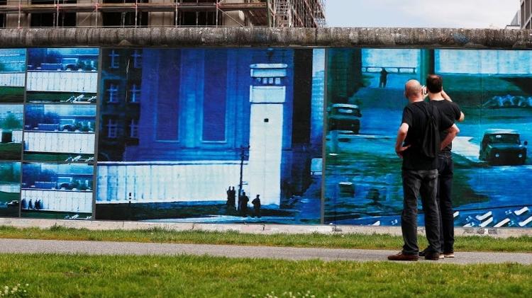 Obras são expostas em trecho do antigo Muro de Berlim - Hannibal Hanschke/Reuters - Hannibal Hanschke/Reuters
