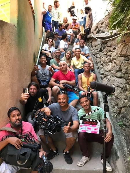 Emilio Dantas reúne equipe da Globo em favela de "A Força do Querer" em foto de despedida - Reprodução/Instagram/emiliodantas