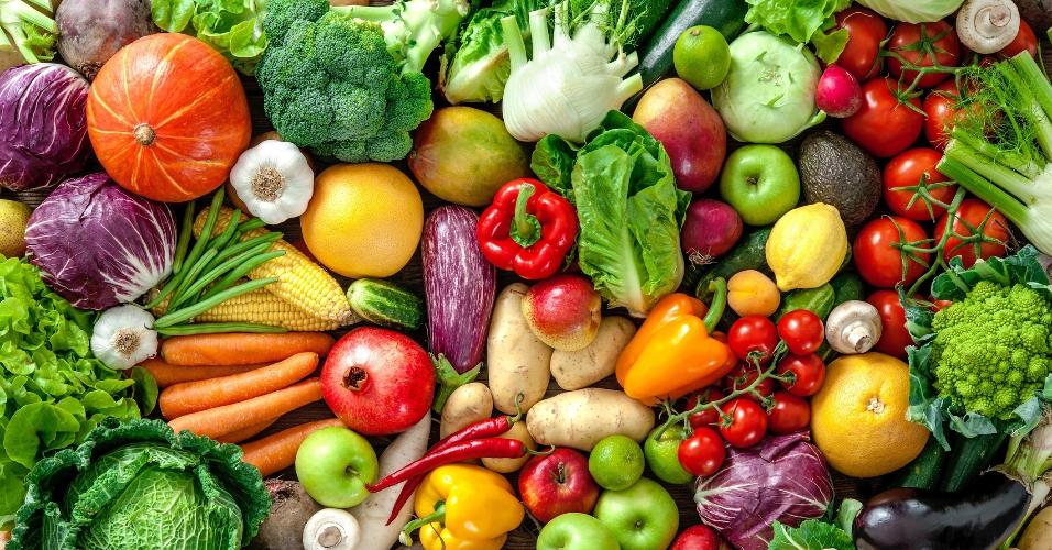 Não é só água... | Como você lava frutas e verduras? Jeito certo remove 250 bactérias