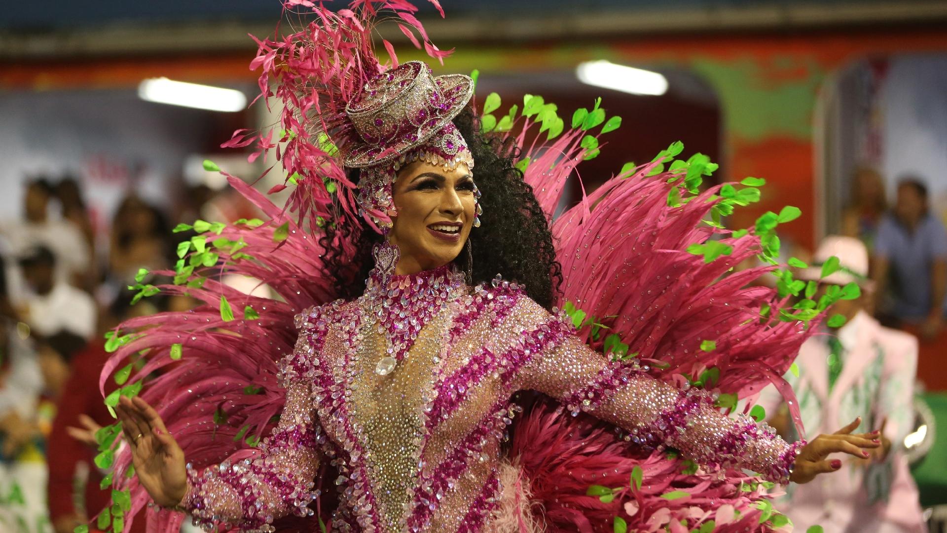 Rainha de bateria da Mocidade, Aline Oliveira entrou na avenida com uma fantasia cheia de joias - Ricardo Matsukawa/UOL