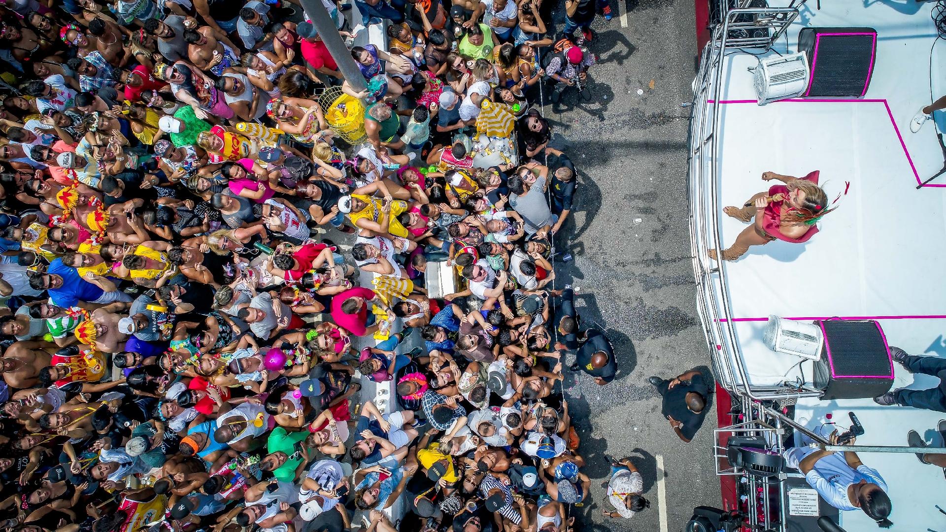 Público acompanha desfile do Bloco Largadinho, da cantora Claudia Leitte, pela av. 23 de Maio, zona sul de São Paulo - Edson Lopes Jr./UOL