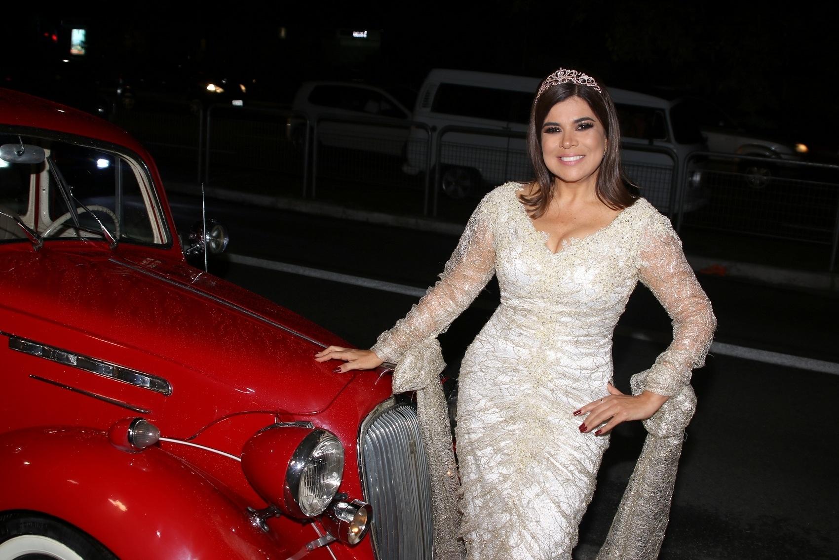 Mara Maravilha chega em calhambeque vermelho para sua festa de aniversário em São Paulo - Thiago Duran/AgNews