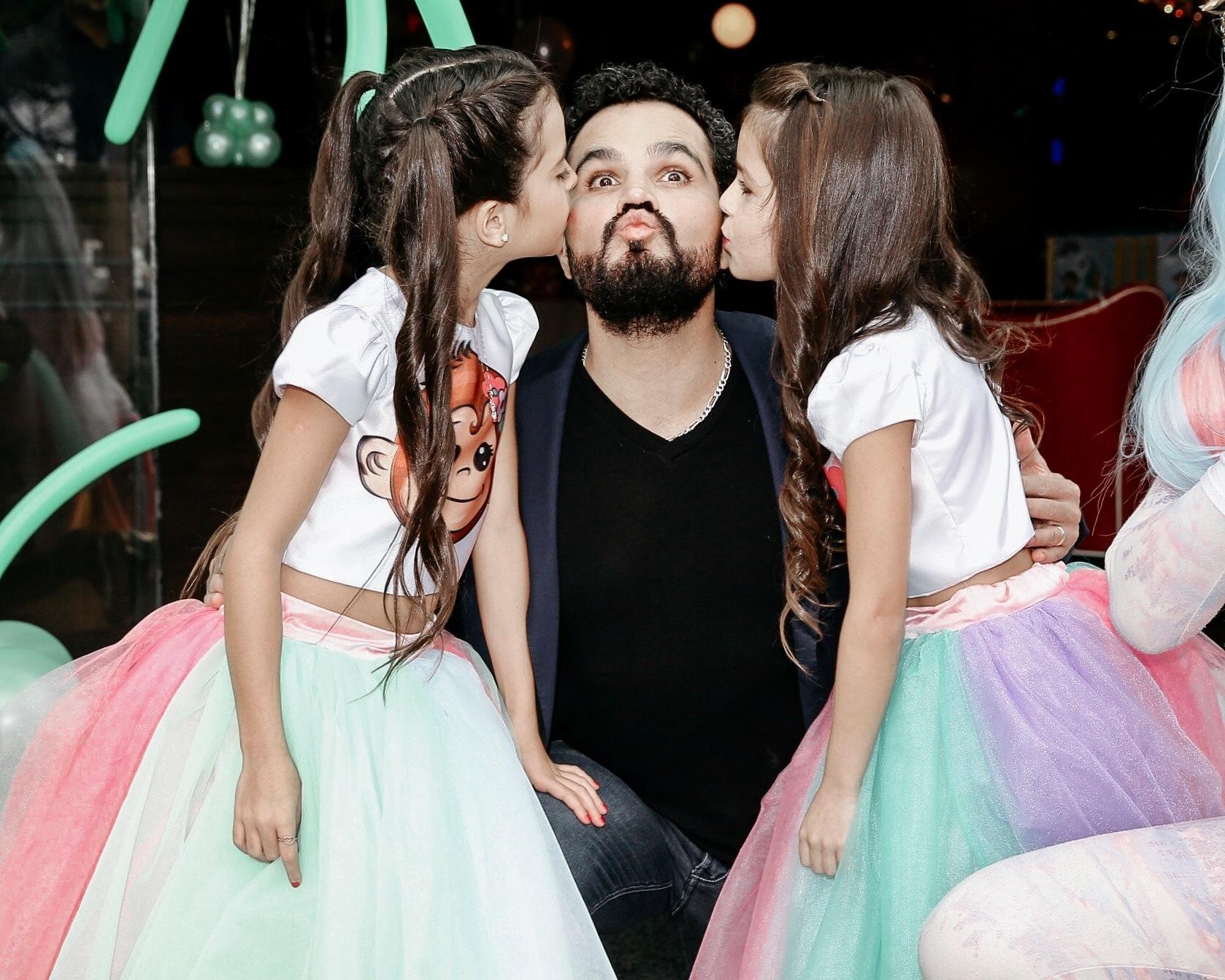 Ele ainda ganhou beijos das gêmeas - Manuela Scarpa/Brazil News