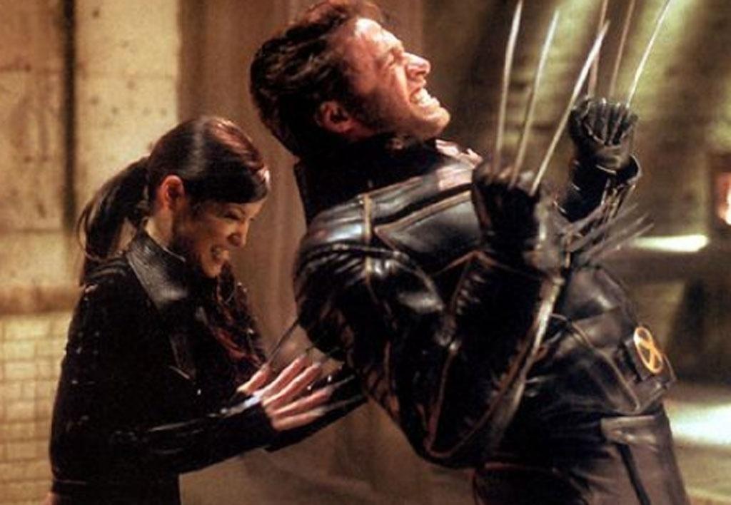 Hugh Jackman e Kelly Hu em "X-Men 2" (2003) - Reprodução