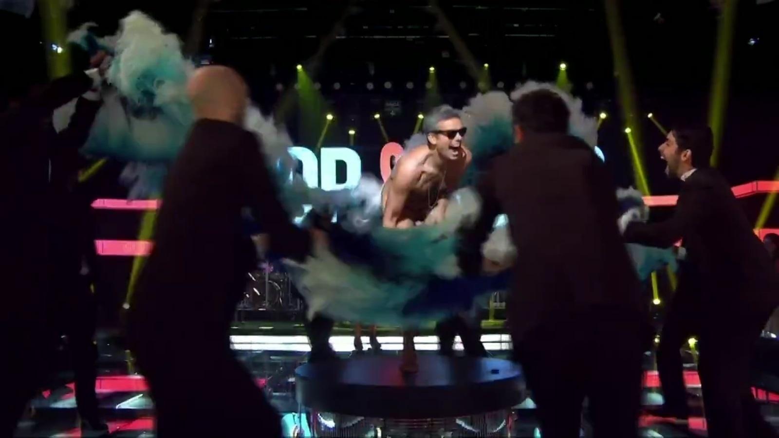 Otaviano Costa ficou peladão no "Amor & Sexo" em 2013. O apresentador fez um striptease e surpreendeu ao abaixar a tanga, enquanto era coberto por plumas gigantes. Ele sensualizou tapando as partes íntimas com as mãos, levando os convidados e Fernanda Lima ao delírio. - Reprodução/TV Globo