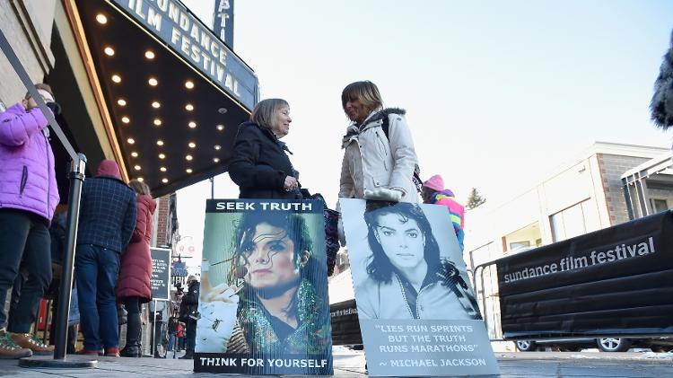 Festival de Sundance: mulheres levam cartazes em defesa de Michael Jackson para frente de cinema que exibiu documentário polêmico sobre o cantor - David Becker/Getty Images - David Becker/Getty Images