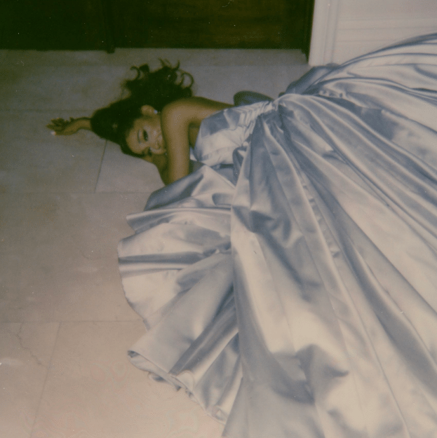Ariana Grande posta foto com vestido que usaria no Grammy 2019 - Reprodução/Twitter