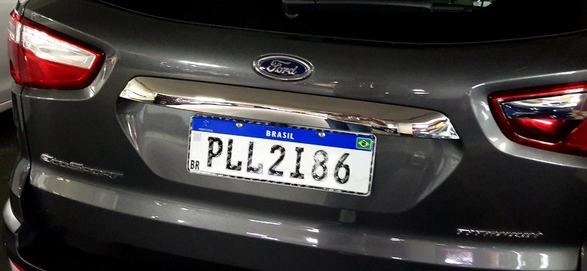 Após idas e vindas, nova placa brasileira tem apenas nome e bandeira do país, sem menção à localidade do veículo - Eugênio Augusto Brito/UOL