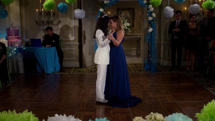 Elena dança com a mãe, Penelope (Justina Machado), em "One Day at a Time" - Divulgação/IMDb - Divulgação/IMDb