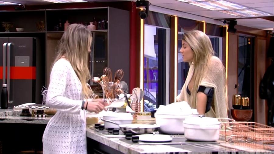 Paula e Hariany discutem na cozinha - Reprodução/GloboPlay