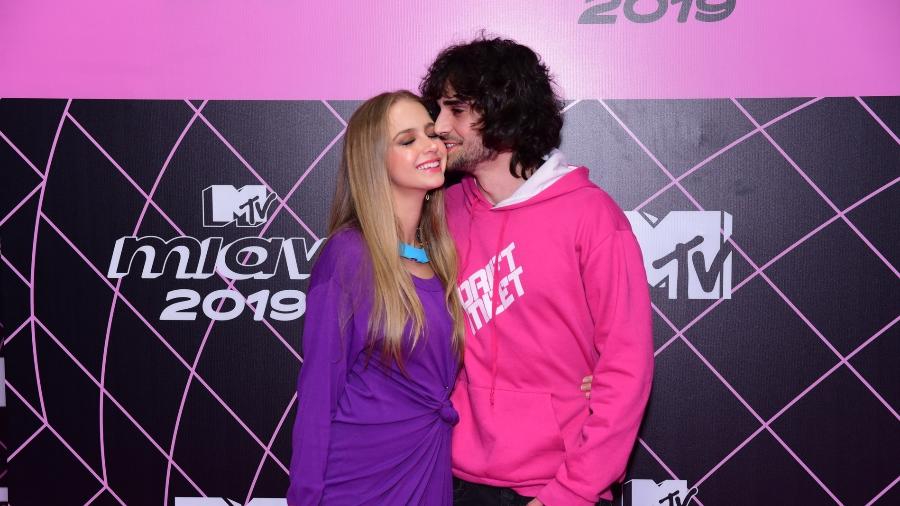 Isabella Scherer posa ao lado do namorado, Fiuk, no rede carpet do MTV Miaw - Thiago Duran/AgNews