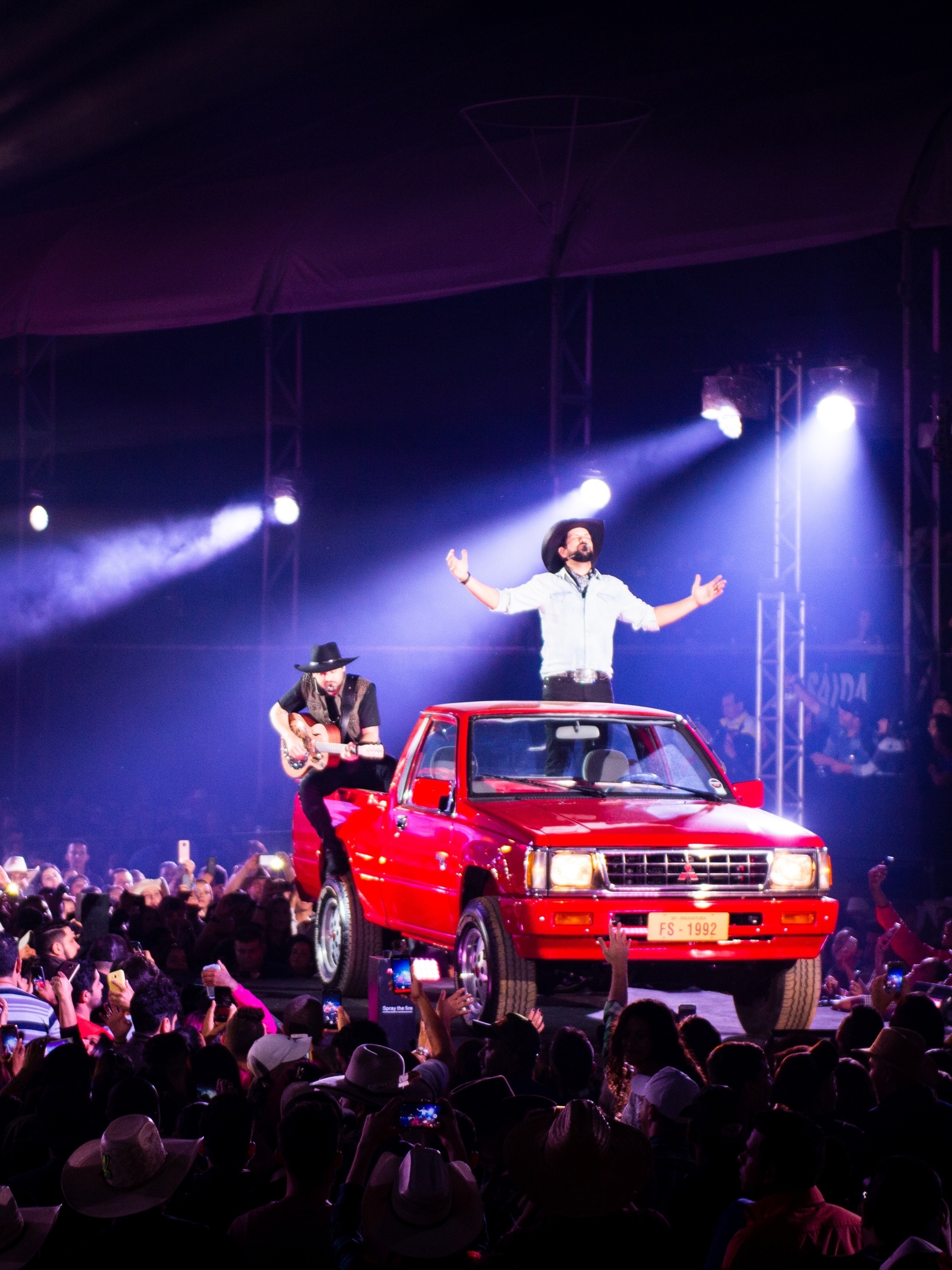 Show de Fernando e Sorocaba tem participação de rara Mitsubishi L200