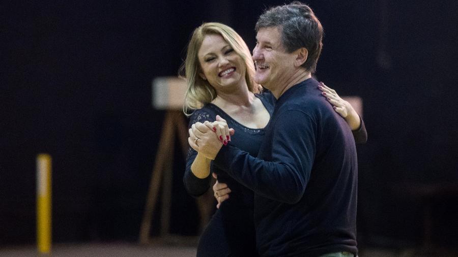 Ellen Roche e Antonio Calloni em aulas de dança para "Éramos Seis" - Raquel Cunha/TV Globo