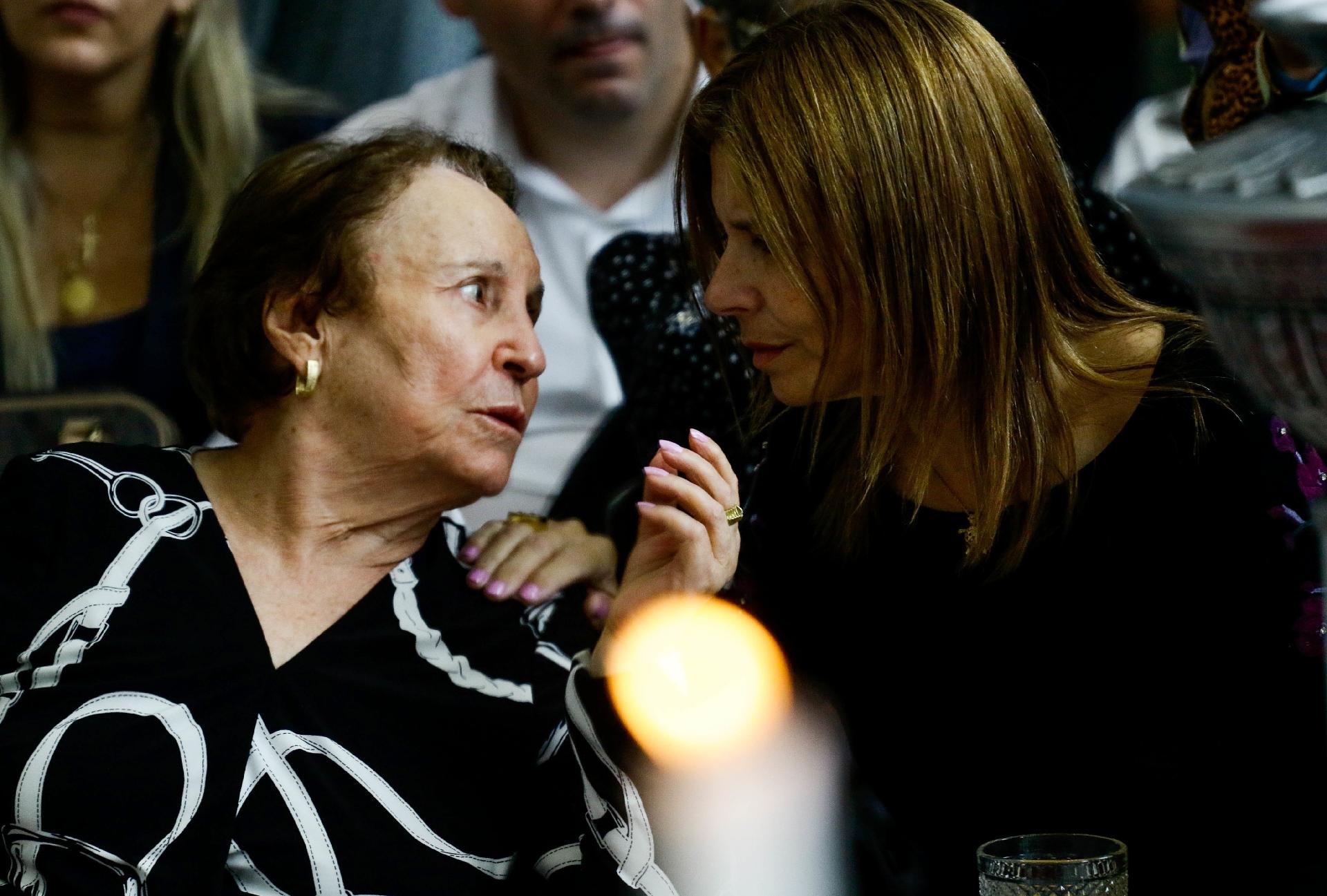 Maria do Céu e Rose Miriam, mãe e companheira de Gugu Liberato, conversam durante velório - ALOISIO MAURICIO/FOTOARENA/ESTADÃO CONTEÚDO