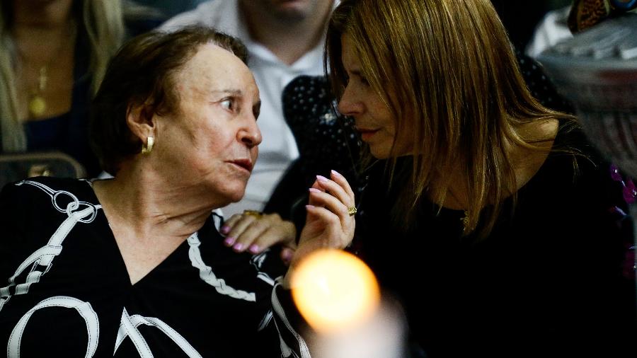 Maria do Céu e Rose Miriam, mãe e companheira de Gugu Liberato, conversam durante velório - ALOISIO MAURICIO/FOTOARENA/ESTADÃO CONTEÚDO