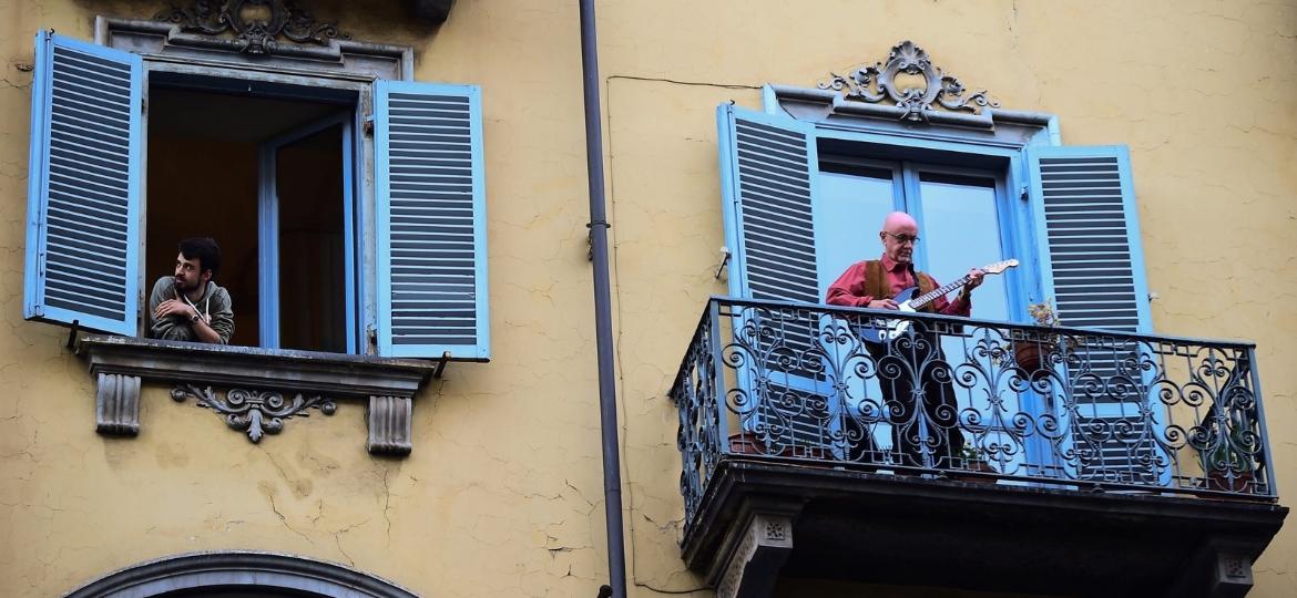 Italianos cantam das janelas durante quarentena por coronavírus - Massimo Pinca/Reuters