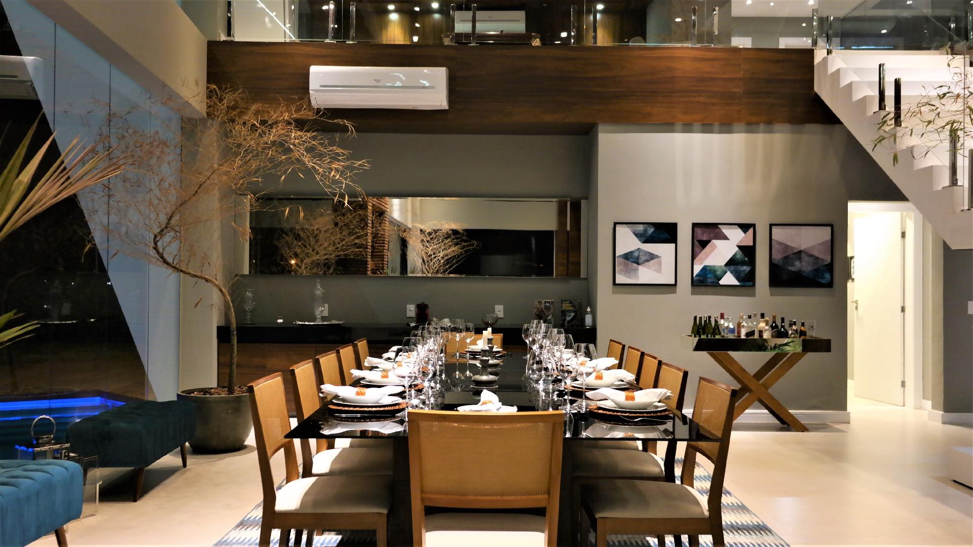 Sala de jantar conta com uma grande mesa - Divulgação