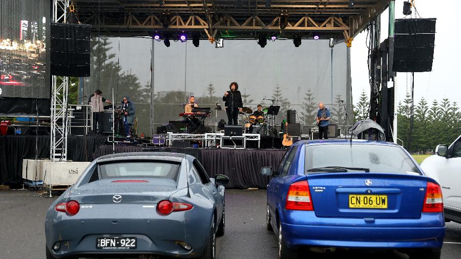 21.05.2020 -  Casey Donovan se apresenta para público dentro do carro em Sydney (Austrália) - Don Arnold/WireImage