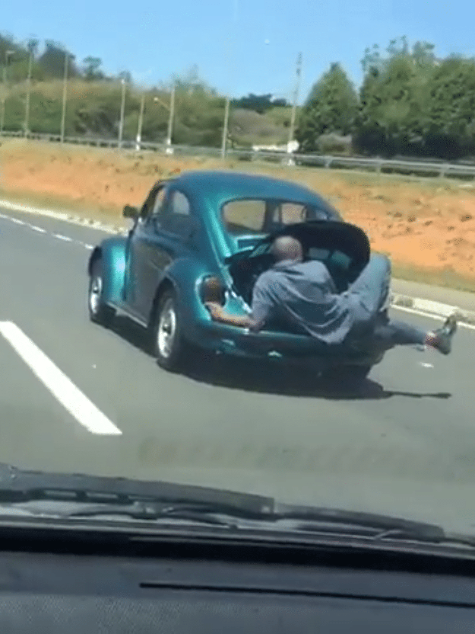 Em rodovia, homem aparece pendurado em para-choque de Fusca e viraliza