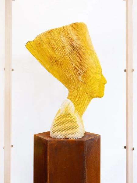 Obra com favos de mel do Busto de Nefertiti finalizada - Titia Hahne - Titia Hahne