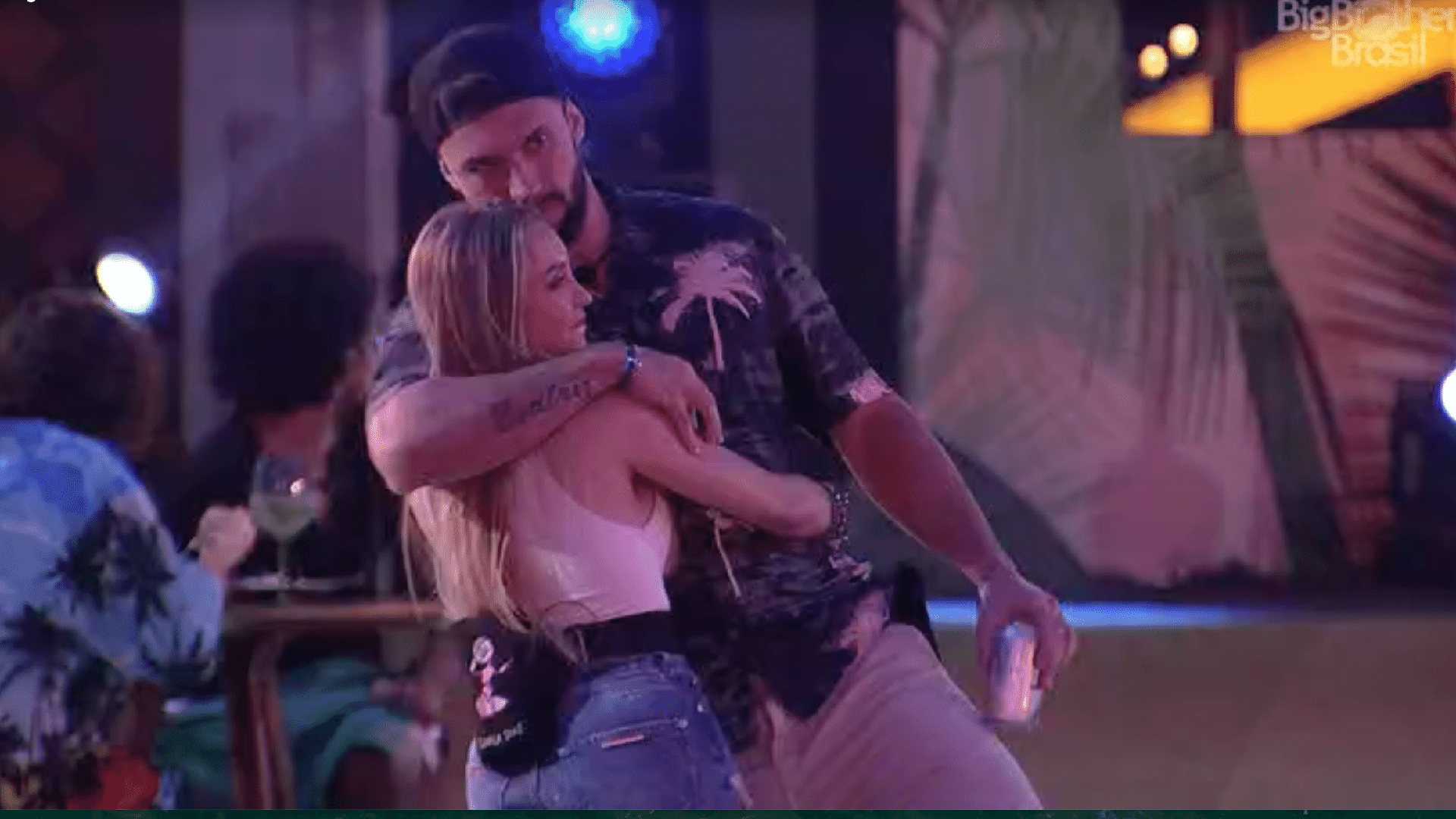 Arthur e Carla Diaz trocam carícias - Reprodução/Globoplay