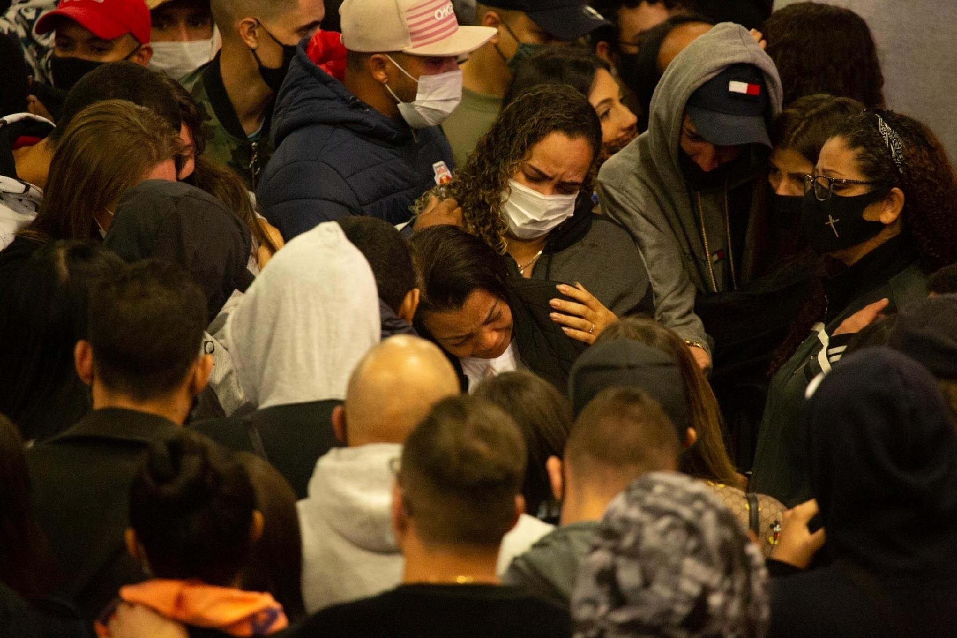 A mãe do cantor, Valquíria Nascimento, é confortada por familiares e fãs - Amauri Nehn/Brazil News