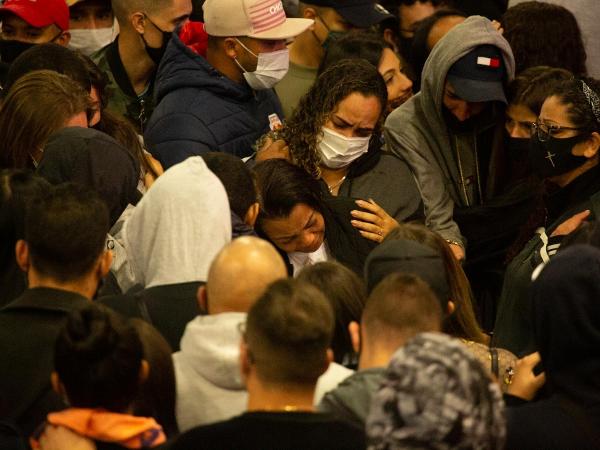 A mãe do cantor, Valquíria Nascimento, é confortada por familiares e fãs - Amauri Nehn/Brazil News