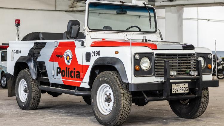 Picape do Land Rover Defender modelo 2000 é um dos veículos mais incomuns do acervo da PM-SP - Marcos Camargo/UOL - Marcos Camargo/UOL