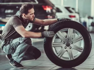 Por que pneus duram menos e freios duram mais nos carros elétricos