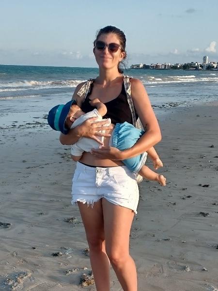 July, fotografa e jornalista, foi destratada  por um comissário da LATAM enquanto amamentava seu filho de 7 meses a bordo - Acervo pessoal 