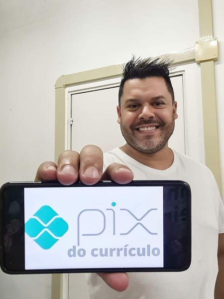 O influenciador digital Kaká D"Ávila decidiu receber e repassar currículos de graça em Porto Alegre - Divulgação