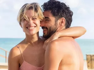 Caio Blat comenta beijo de Luisa Arraes em cantor: 'Parte do nosso acordo'